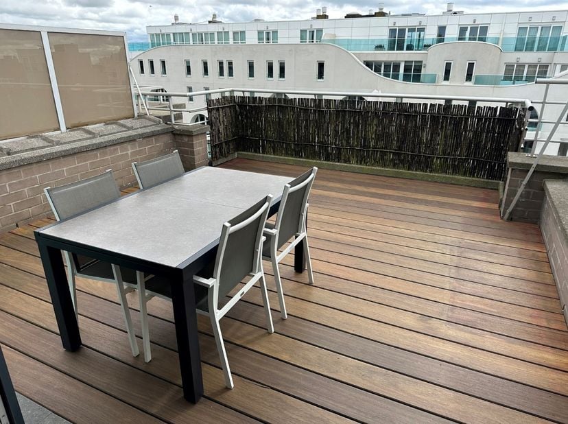 Ce penthouse ensoleillé occupe les deux derniers étages d’un immeuble idéalement situé à deux pas de la digue et du centre-ville.<br />
L’étage supéri