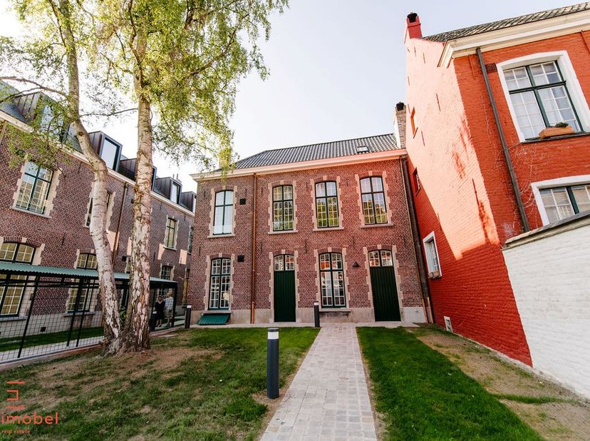 Het Begijnhof Onze-Lieve-Vrouw ter Hoyen, gelegen in het historisch centrum van Gent, is een volledig omsloten, typisch stadsbegijnhof tussen de Neder