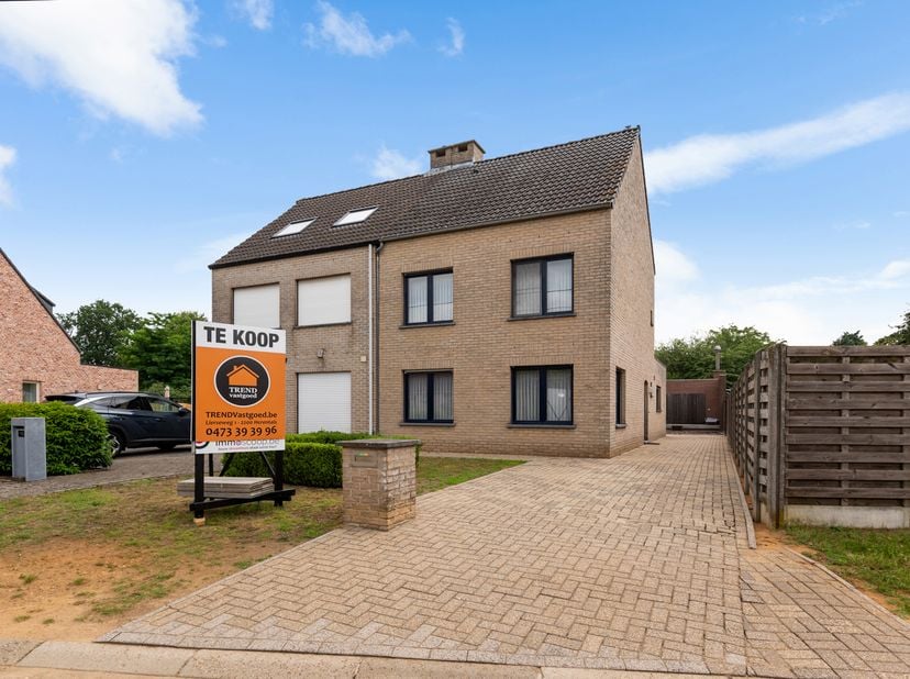 Recente halfopen bebouwing gelegen op een perceel van ca. 385 m².<br />
Indeling en omschrijving:<br />
U betreedt deze rustig gelegen woning via de i