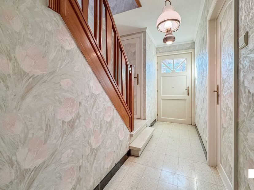 Rustig wonen in een aangename, kindvriendelijke buurt? Deze verzorgde (op te frissen) gezinswoning met drie slaapkamers en inpandige garage is gelegen