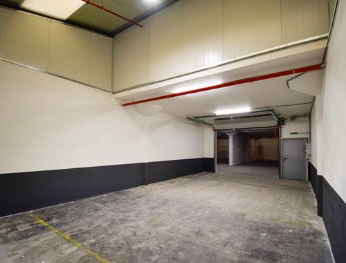                                         Bedrijfsgebouw te huur in Rumbeke, € 335
