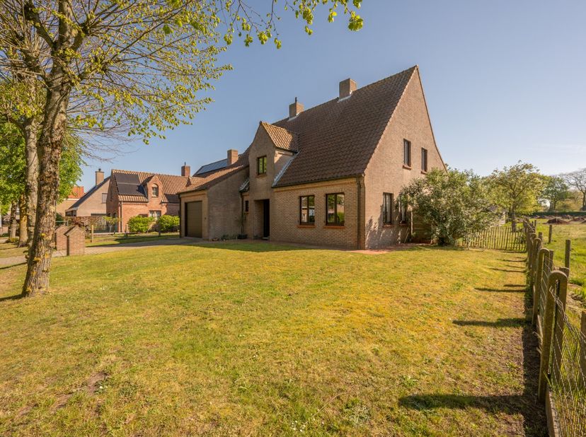 Ontdek deze vrijstaande woning in het gezellige Sijsele, rustig gelegen en toch op een steenworp van winkels, een basisschool en openbaar vervoer. Dan