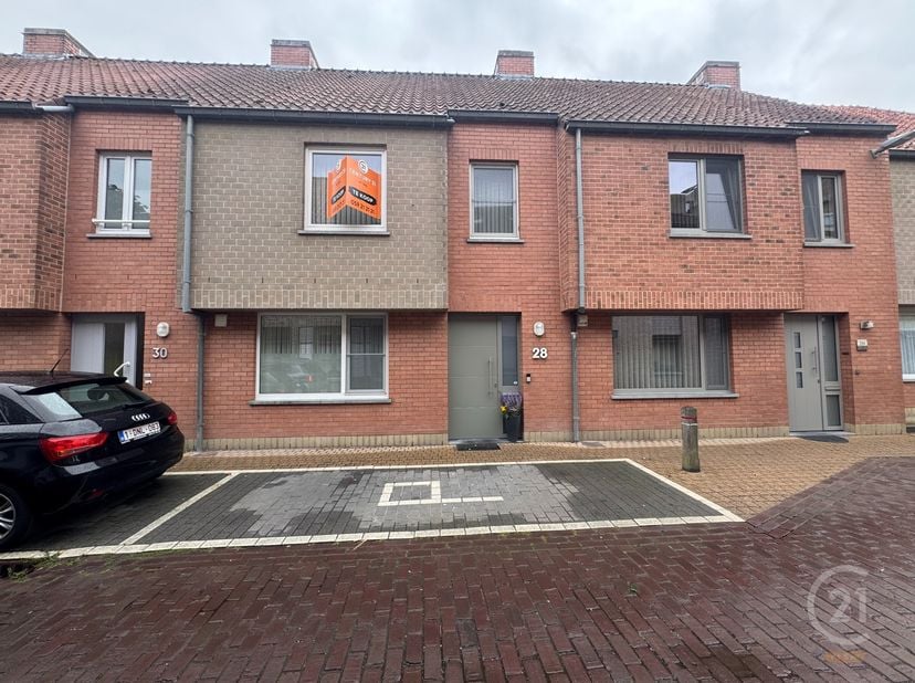 Deze verzorgde en centraal gelegen woning in Gistel, op korte afstand van scholen en winkels, biedt verrassend veel ruimte en comfort.<br />
Via de in