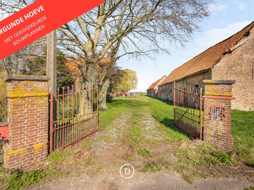 Volledig vergund voor residentieel gebruik én met reeds goedgekeurde bouwplannen biedt deze voormalige hoeve een uitzonderlijke kans voor wie zonder v