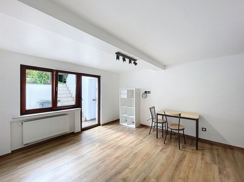 Quartier Val d’Or, dans une rue calme et verdoyante, superbe appartement/studio de ± 30m² MEUBLÉ et rénové avec terrasse situé au rez-de-chaussée d’un
