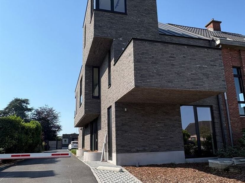 Appartement duplex neuf de 3 chambres avec terrasse au coeur de Melsele<br />
Situation : Cet appartement duplex neuf est situé sur la « Grote Baan »
