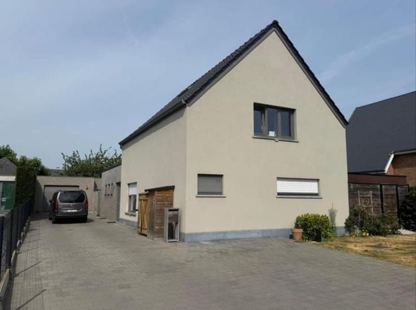 INSTAPKLARE GEZINSWONING MET GARAGE EN TUIN -<br />
Gezinswoning met zonnige tuin en garage in hartje Laarne.<br />
Op zoek naar een woning met ruimte