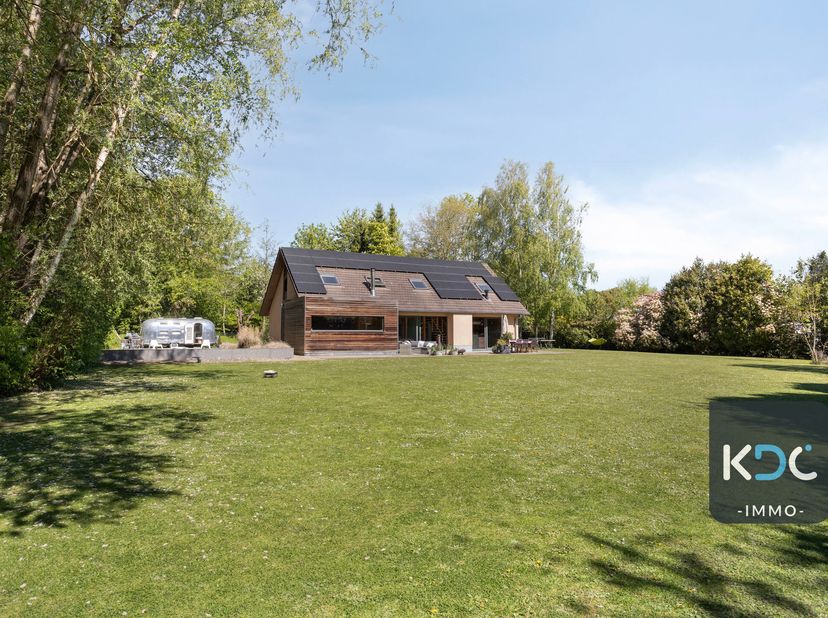 Fantastische achterin gelegen villa op een zuidgericht perceel van 27a 37ca. Vlotte verbindingen met het openbaar vervoer naar Overijse en Leuven.<br