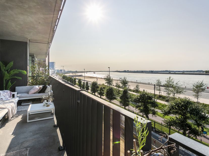 Dit sublieme appartement van ca 130 m² bevindt zich op de derde verdieping van de prestigieuze residentie “Hoopnatie” aan de Cockerillkaai. Op een top