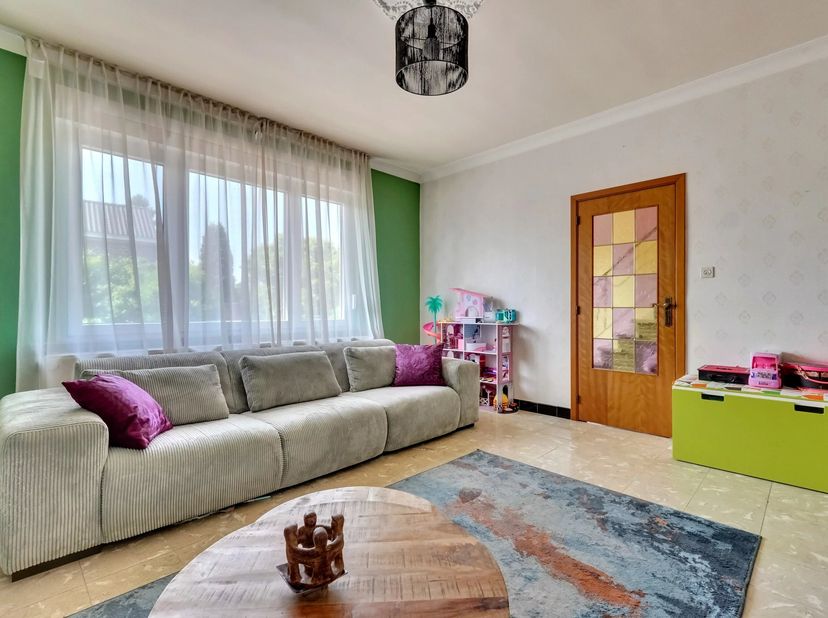 Deze open bebouwing met 3 slaapkamers en inpandige garage ligt in de rustige Heiligenstraat 2 in Herderen.<br />
De woning beschikt over een solide st
