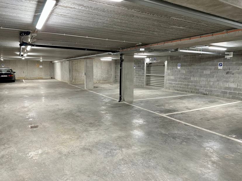 Dans le projet NEUF Mercator Garden, proche de la Gare du Nord et de Tour et Taxi, nous vous proposons à la vente en bloc dix emplacements de parkings