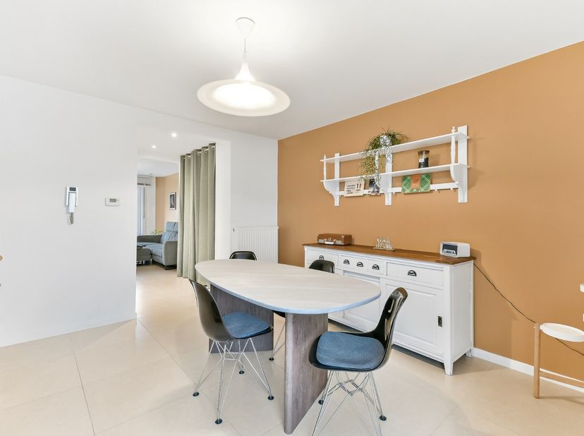 Op een topligging vlak bij de jachthaven van Nieuwpoort bevindt zich dit charmante duplexappartement, rustig gelegen en ideaal als vaste woonst, tweed