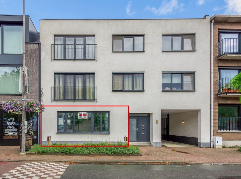 Dit volledig gerenoveerde gelijkvloers appartement is prachtig gelegen aan het Kaaiplein in Burcht, vlak aan de Schelde en op korte afstand van Antwer