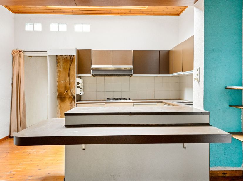 Te renoveren rijwoning met potentieel te koop in opkomende buurt!<br />
<br />
Ligging: Deze woning is gelegen in de Florastraat, een rustige straat