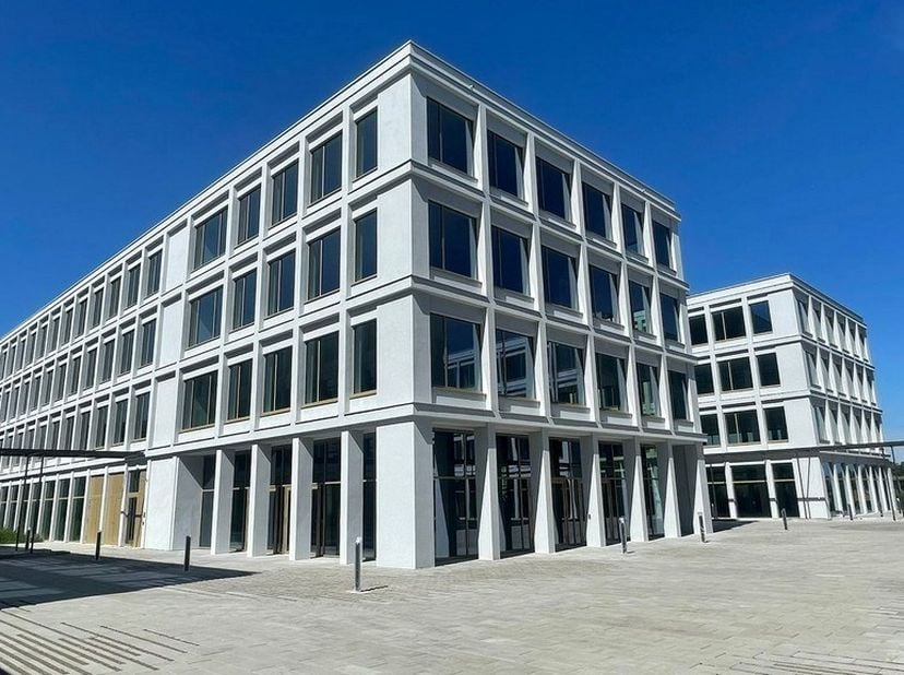 601,6m² high level kantoor in nieuwbouwproject Atmos in de Raymonde De Larochelaan in Sint-Denijs-Westrem (Gent) aan The Loop in Gent. <br />
Ligging:
