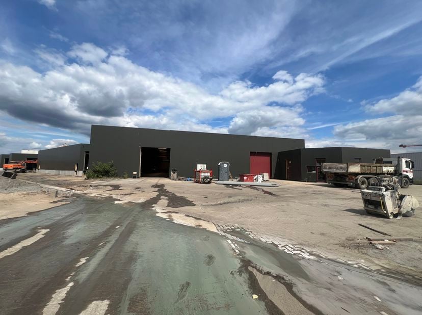Zeer goed gelegen bedrijfsgebouw te Houthalen-Helchteren, direct aan afrit 29 van de E314. Dit gebouw heeft een oppervlakte van 4571m², bestaande uit