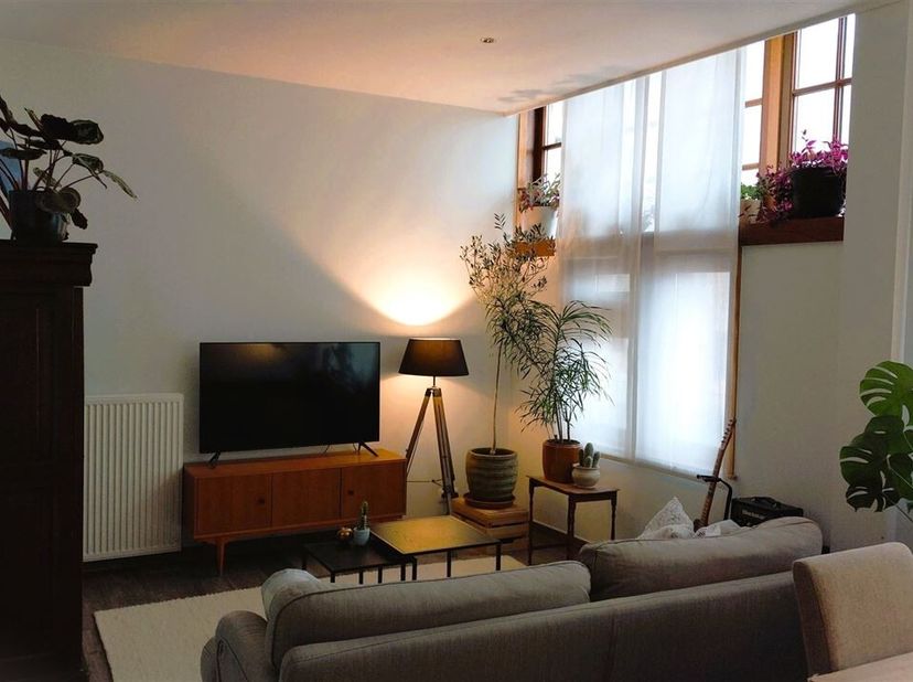 In Optie! Op de Grote Markt te Lier vinden we dit kwalitatief gerenoveerd appartement met groot terras. Het appartement bevindt zich op de eerste verd