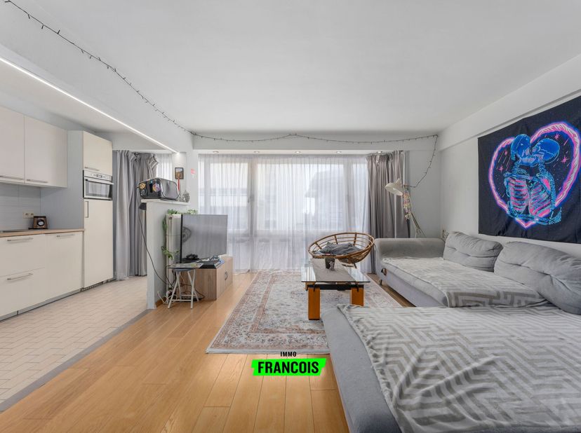 Bienvenue dans cet appartement spacieux et lumineux , idéalement situé sur la dynamique place Monacoplein à Ostende. Grâce à son emplacement central,