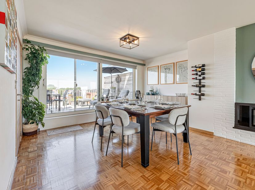 Gezellig en stijlvol penthouse te koop in Menen<br />
Dit verzorgde en smaakvol afgewerkte penthouse in Menen combineert comfort, lichtinval en een pr