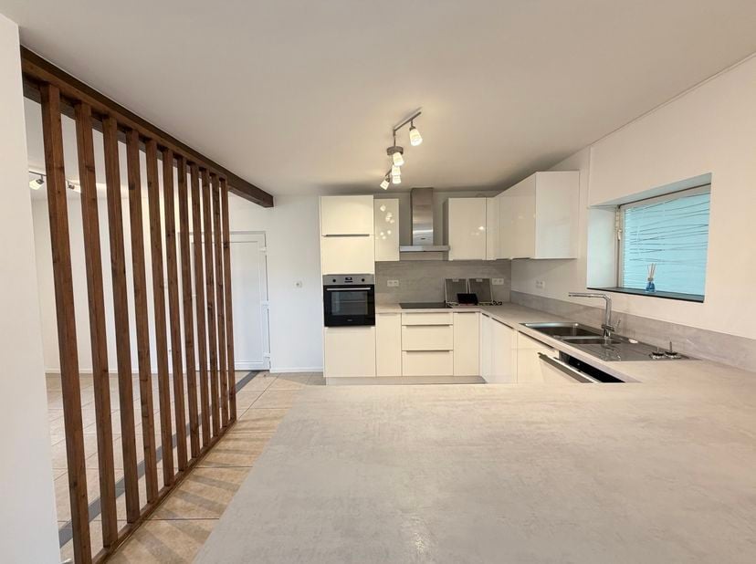 JulietImmo a le plaisir de vous proposer à la location cet appartement 1 chambre, entièrement rénové et récemment remis à neuf. Niché au cœur d'une im