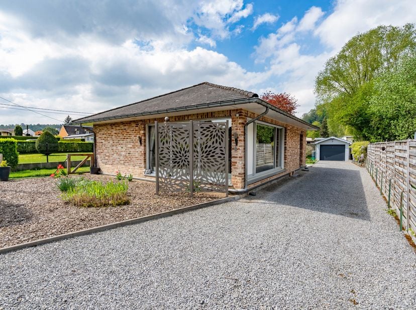 Easyhome nodigt u uit om deze gelijkvloerse woning te komen ontdekken, gelegen op een perceel van 6 are, met een garage en een terras van 35 m² georië