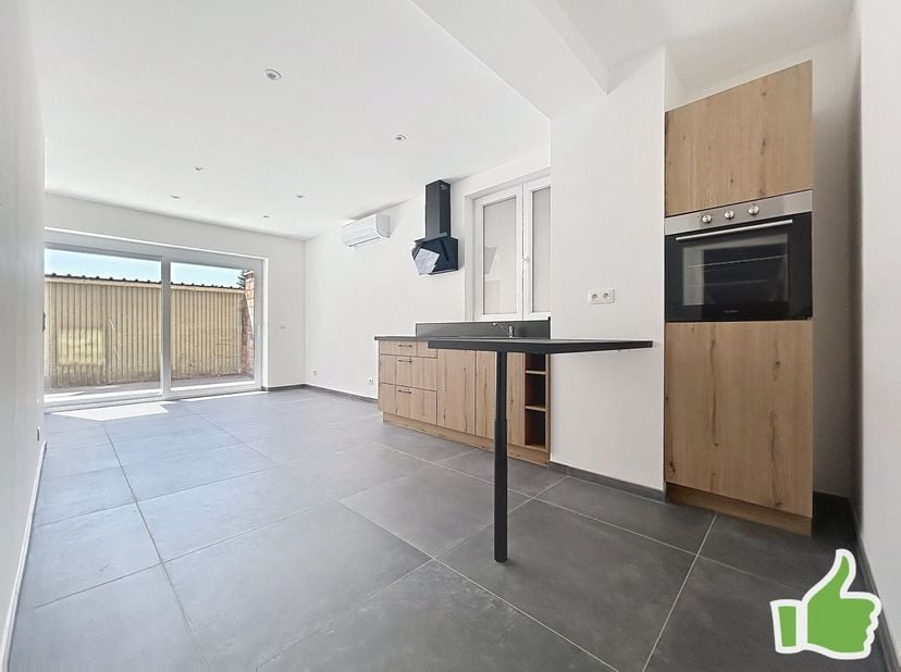 Appartement au rez-de-chaussée avec 1 chambre. Entièrement remis à neuf . <br />
<br />
Il se compose d'un séjour baigné de lumière ouvert sur la te