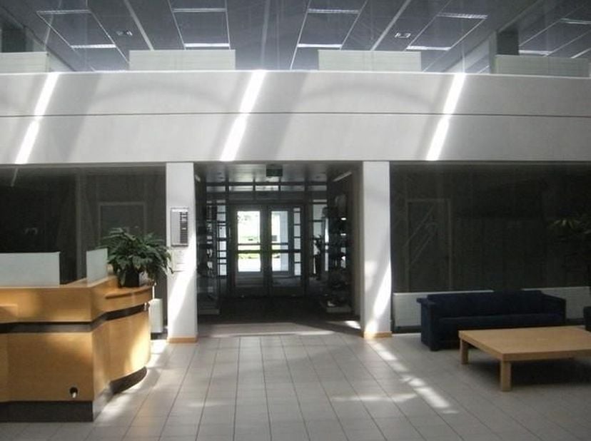 Espace de bureaux de 432 m² à louer à Temse. Équipé d'un ascenseur, de cloisons amovibles, d'un câblage informatique et d'un système de ventilation. S