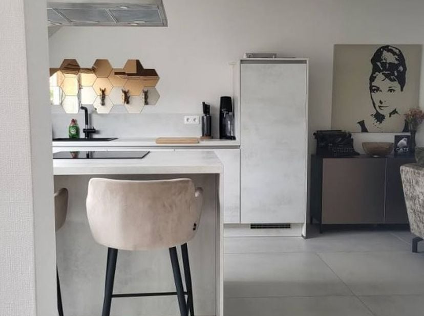 Gerenoveerd 1-slpk appartement te huur (bemeubeld)<br />
Gelegen op de 3e verdieping (geen lift aanwezig in het gebouw), geen terras/ tuin.<br />
Keld
