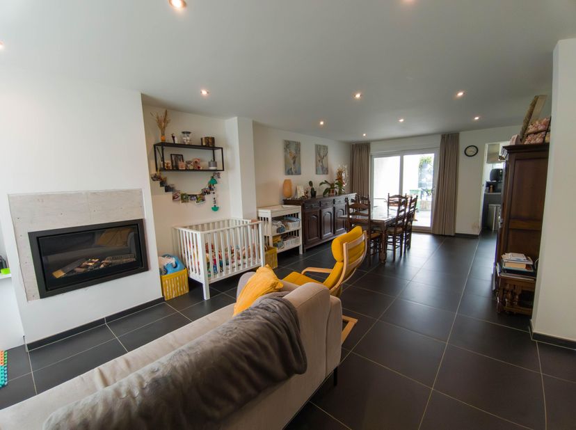 Instapklare rijwoning met inpandige garage<br />
Deze verzorgde en instapklare rijwoning biedt op het gelijkvloers een open en lichtrijke leefruimte m
