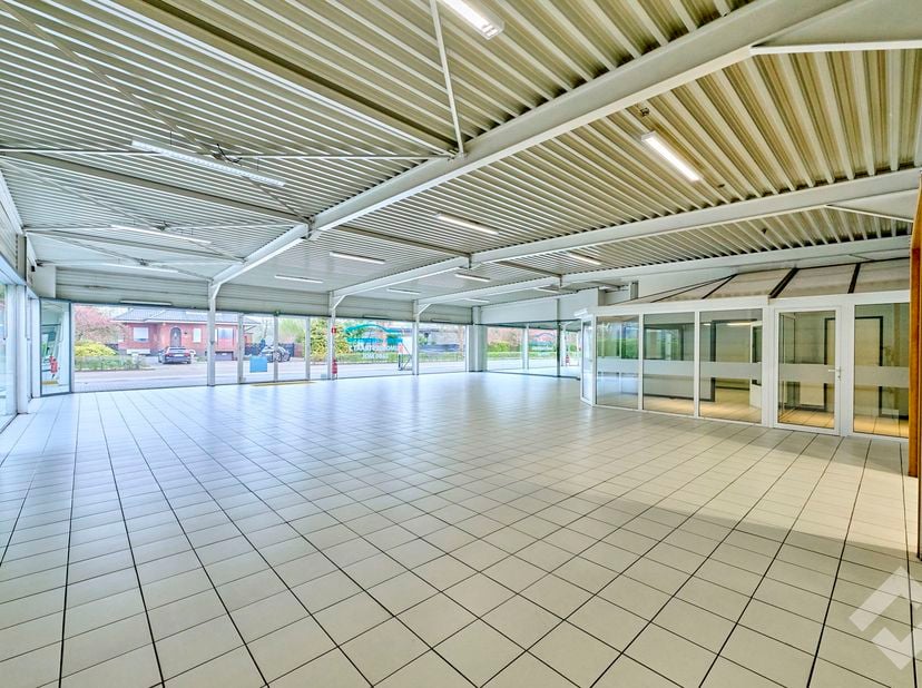Zeer commercieel gelegen showroom met werk/opslagplaats en twee te renoveren appartementen te koop in Mol. Deze bevindt zich aan de Gompelbaan, een dr