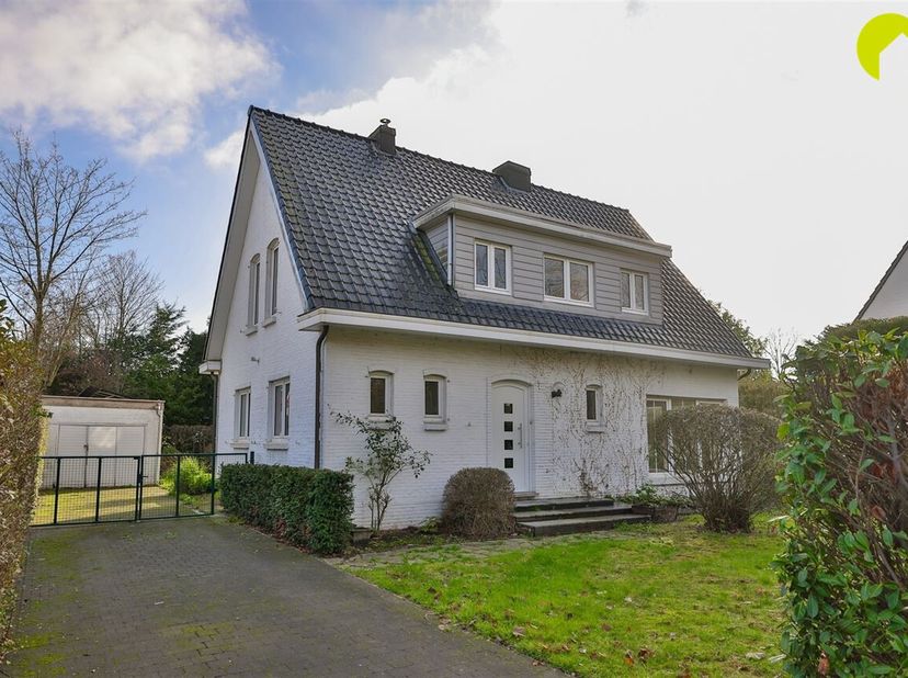 À la frontière entre Kontich et Hove, nous vous proposons cette construction ouverte très solide sur un terrain orienté sud-est de 589 m².<br />
Cet e