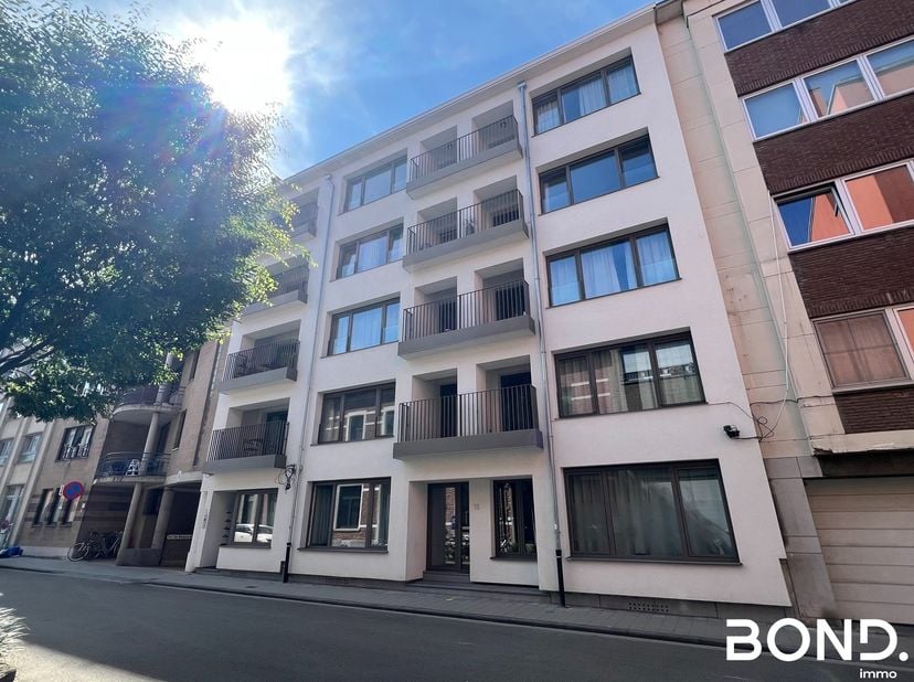 Beschikbaar vanaf 1/09. Available from 1/09.<br />
Bent u op zoek naar een ruim en comfortabel appartement op een gunstige locatie? Dit recent volledi