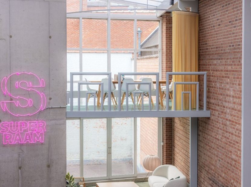 SuperRaam is geen stoffig kantoor of cowork-cliché. SuperRaam is een plek waar energieke mensen en frisse ideeën samenkomen. Je werkt, vergadert of or