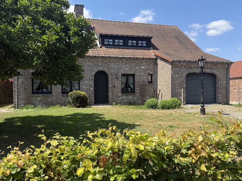 Rustig gelegen gezinswoning op een prachtig perceel van 16a 52ca, met een bewoonbare oppervlakte van 185m² en 4 volwaardige slaapkamers.<br />
Indelin