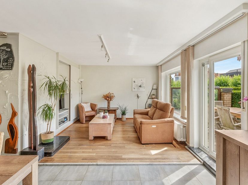 Op een felbegeerde locatie in hartje Heist bevindt zich deze volledig vrijstaande woning, voorzien van een zonnige tuin, een grote oprit en een garage