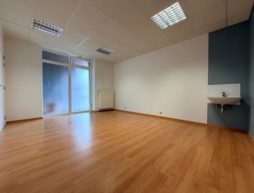                                         Kantoor te huur in Tournai, € 350

