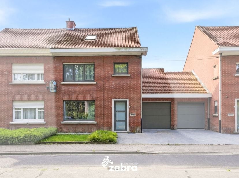 Deze ruime gezinswoning geniet van een rustige en kindvriendelijke ligging, met een vlotte verbinding naar het centrum, scholen, winkels en openbaar v
