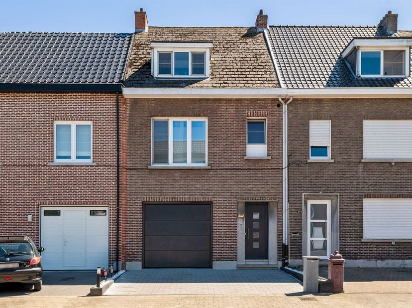 Beletagewoning met 4 slaapkamers en koer op centrale ligging te Lier <br />
Op een uiterst centrale locatie in de Pannenhuisstraat te Lier bevindt zic