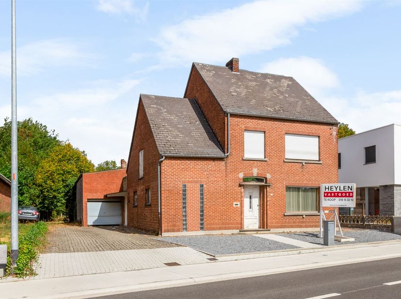 Deze te renoveren 4-gevelwoning biedt heel wat mogelijkheden voor wie op zoek is naar een woning met ruimte, een garage en een uitzonderlijk grote tui