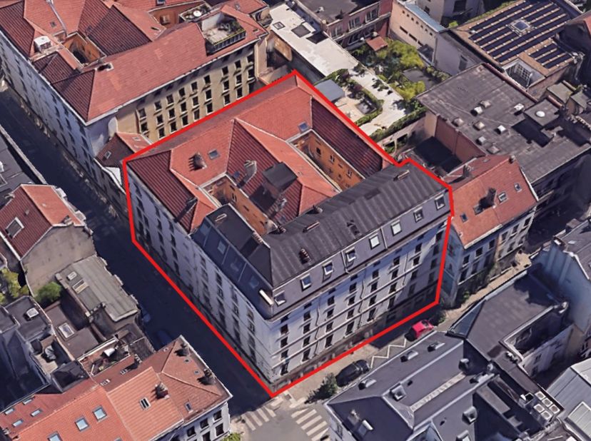 Ce projet à Bruxelles consiste en la rénovation totale d'un bâtiment disposant d'un permis pour 45 unités résidentielles :<br />
<br />
Sous-sol : Esp