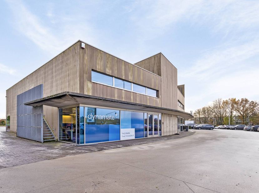 Gelegen op de hoek van de Ring van Roeselare (R32) staat dit instapklaar kantoor te huur van ca.540 m² met schitterende visibiliteit.<br />
<br />
Par