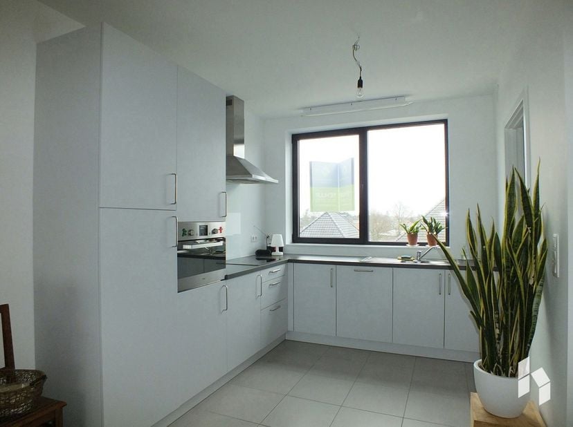 Appartement op de tweede verdieping met 2 slaapkamers, een terras en ondergrondse parking met berging. <br />
BIJZONDERHEDEN: <br />
- Beschikbaar van