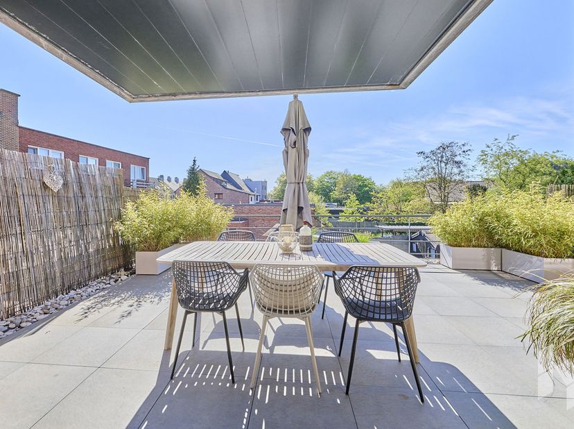 Mooi appartement (104m²) met een gezellige woonkamer, 2 slaapkamers en een ruim terras (48 m²) in het centrum van Lommel!<br />
Ondergronds is er een