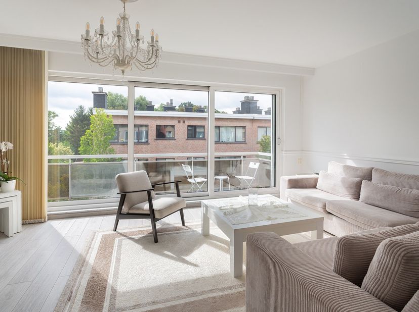 Gelegen in een rustige en aangename woonwijk combineert dit appartement residentieel wonen met een uitstekende bereikbaarheid. Scholen, sportfacilitei