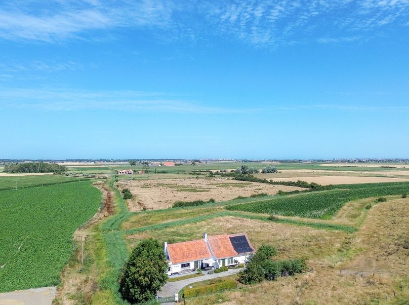 Kijkdag zaterdag 8/8 tussen 10-12u &amp; 14-16u, op afspraak.<br />
Deze karaktervolle hoeve uit 1965 is rustig gelegen, volledig omringd door weilanden e