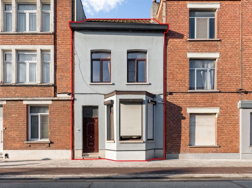 Ligging: Deze op te frissen woning is centraal en gunstig gelegen nabij de Bredabaan en Groenendaallaan. Verschillende scholen, winkels, horeca en het