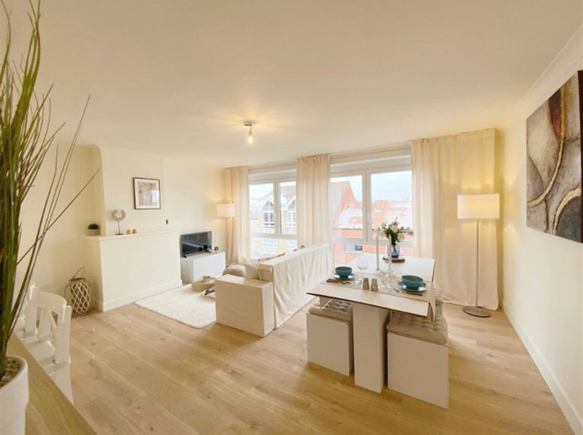 Mooi gelegen appartement in omgeving van winkels, stadspark.  Inkom, living, ingerichte keuken, badkamer, 2 slaapkamers en kelder. Vrij op 01/11/2026.