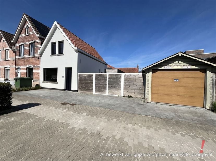 Maison rénovée (2018) avec terrasse, jardin et garage au coeur d'Oostkamp. Cette propriété comprend un hall d'entrée avec porte vitrée, un séjour lumi