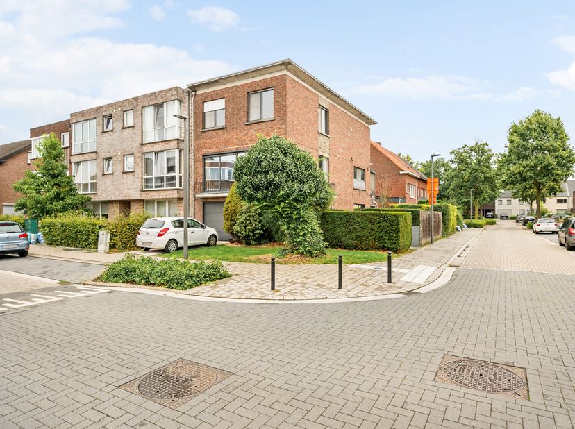 Deze instapklare stadswoning is rustig gelegen binnen de stadsring, op korte afstand van diverse scholen, winkels en het stadscentrum. Dankzij de cent