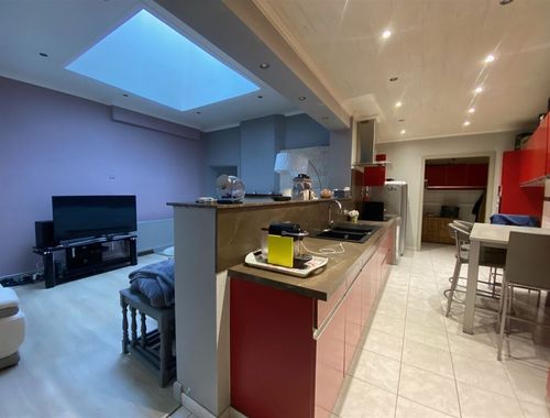                                         Appartementsgebouw te koop in Péruwelz, € 260.000
